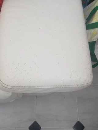 Sofá de piel blanco y multicolor