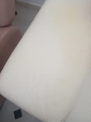 Sofá de piel blanco y multicolor