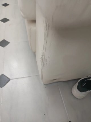 Sofá de piel blanco y multicolor