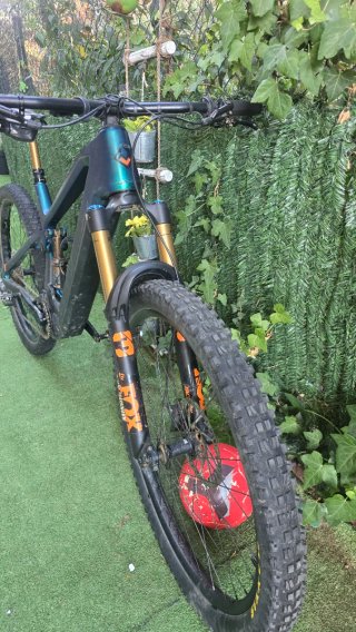 Bicicleta eléctrica azul