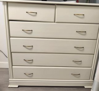 Cómoda de madera blanca beige.