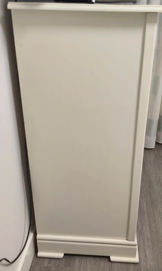 Cómoda de madera blanca beige.