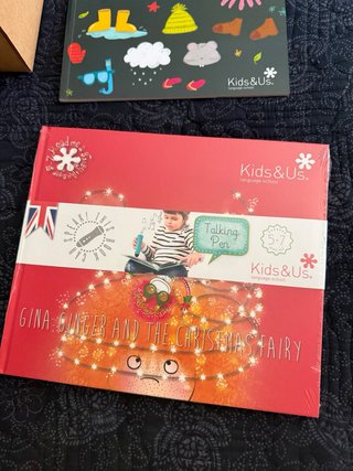 Lápiz Táctil y 2 Libros Kids & Us