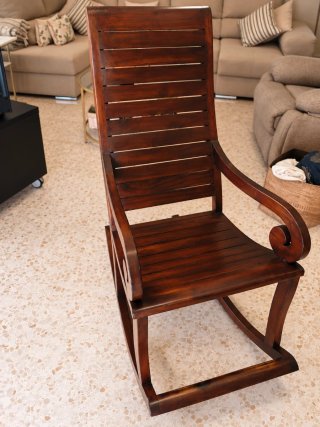 Mecedora de madera oscura