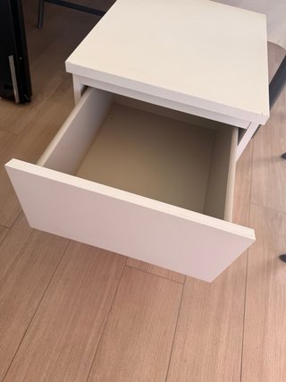 Dos mesitas de noche blanca