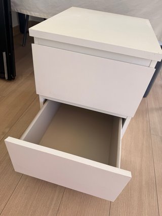 Dos mesitas de noche blanca