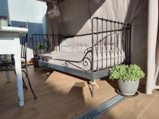 Cama de jardín metálica beige