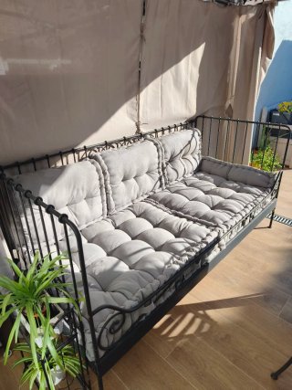 Cama de jardín metálica beige