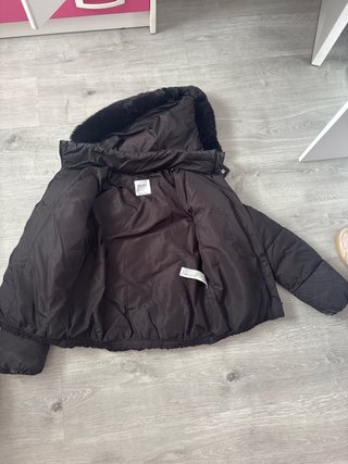 Abrigo Bershka con capucha de pelo