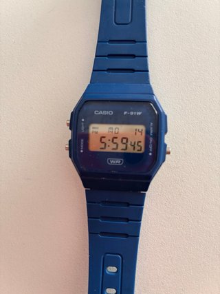 Par de relojes Casio F-91W negro y azul