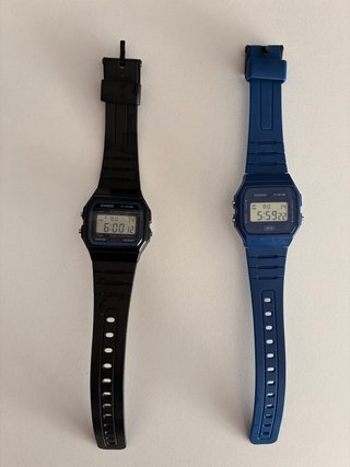 Par de relojes Casio F-91W negro y azul