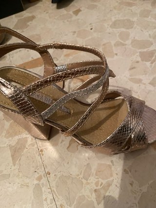 Zapatos de tacón Mariamare dorados y plateados
