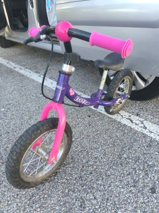 Bicicleta sin pedales morada para niña
