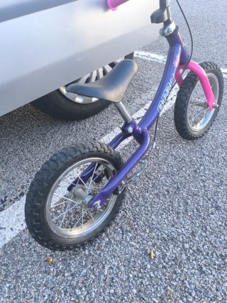 Bicicleta sin pedales morada para niña