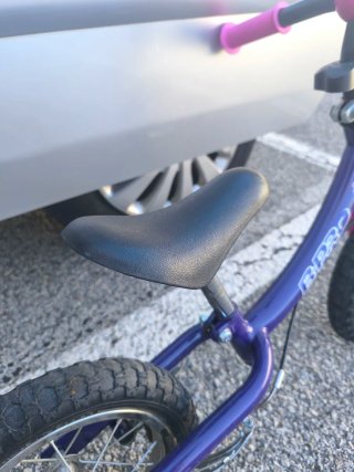 Bicicleta sin pedales morada para niña