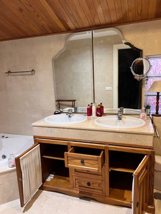 Mueble de baño roble con lavabos y encimera mármol