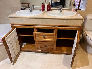 Mueble de baño roble con lavabos y encimera mármol