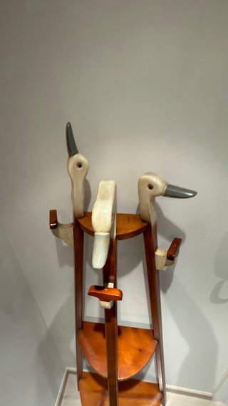 Perchero de madera original con forma de aves