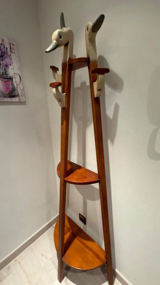 Perchero de madera original con forma de aves