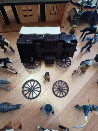 Fuerte Comansi con figuras y accesorios