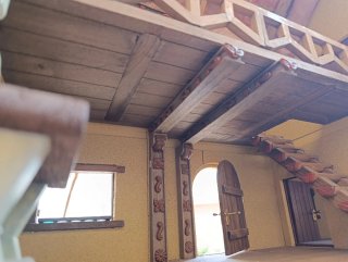 Casa delle bambole in miniatura con tetto di paglia