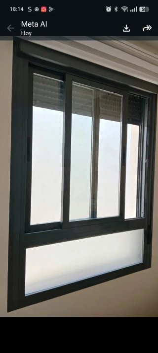 Ventanas y puerta de aluminio.
