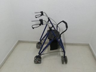 Andador azul con asiento y ruedas con regalo