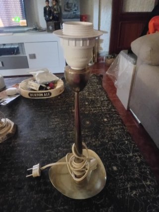 Lámpara de mesa vintage metalica