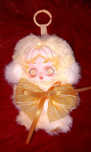 Peluche con llavero y lazo dorado (De Pop Mart)