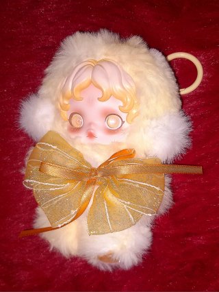 Peluche con llavero y lazo dorado (De Pop Mart)