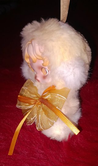 Peluche con llavero y lazo dorado (De Pop Mart)