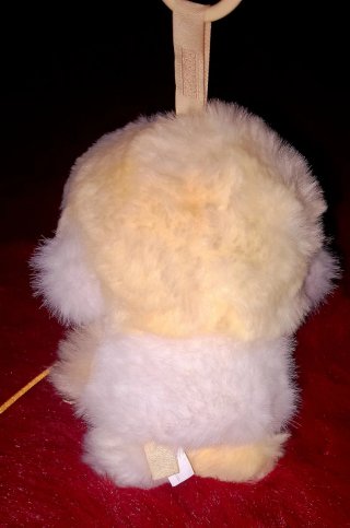 Peluche con llavero y lazo dorado (De Pop Mart)