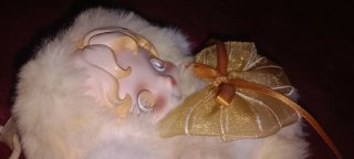 Peluche con llavero y lazo dorado (De Pop Mart)