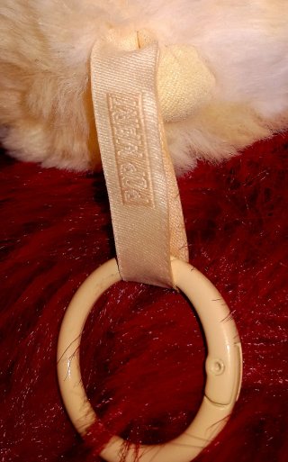 Peluche con llavero y lazo dorado (De Pop Mart)