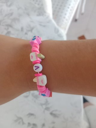 Braccialetto per bambini fatto a mano con la lettera V