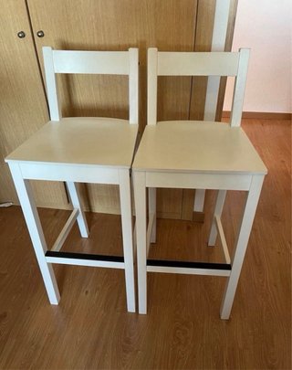 Mesa alta con 2 taburetes