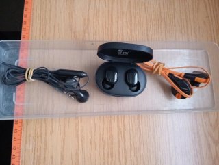 Auriculares variados de diferente marca y calidad.