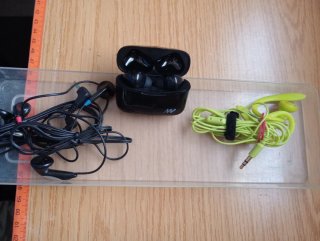Auriculares variados de diferente marca y calidad.