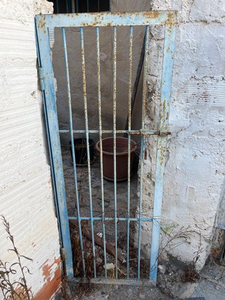 Puerta metálica tipo reja