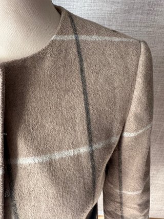 Chaqueta beige y gris a cuadros