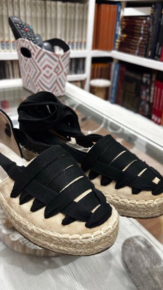 Alpargatas beige y negras con lazo