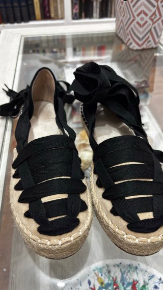 Alpargatas beige y negras con lazo
