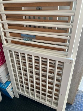 Cuna de madera con colchón y chichonera