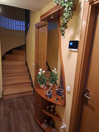 Mueble recibidor con cajones y almacenaje.
