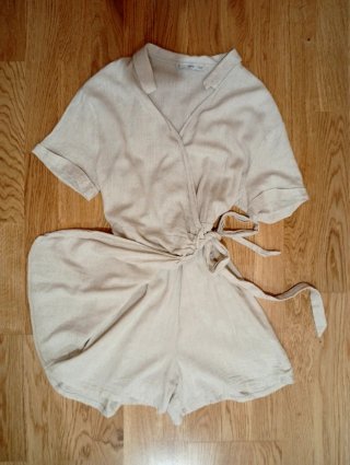 Mono corto, vestido falda pantalón beige. Talla M