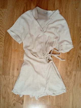 Mono corto, vestido falda pantalón beige. Talla M
