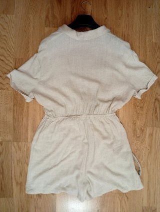 Mono corto, vestido falda pantalón beige. Talla M