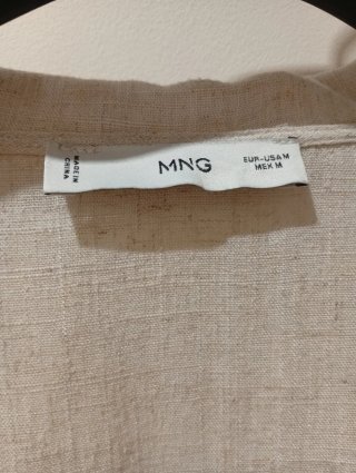 Mono corto, vestido falda pantalón beige. Talla M