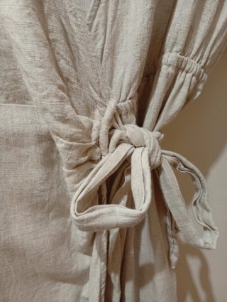 Mono corto, vestido falda pantalón beige. Talla M