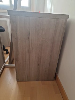 Escritorio madera grisacea y blanco con cajones